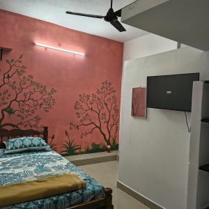 Ένα ή περισσότερα κρεβάτια σε δωμάτιο στο Tamara Auroville Homestays