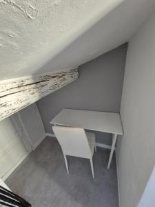 a white desk and a chair in a room at LE SOLEIL, pdcompris in Toulon