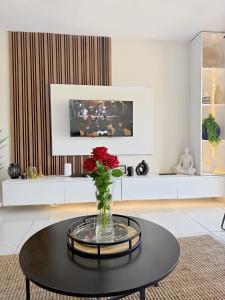 un salon avec un vase de fleurs sur une table dans l'établissement Silhouette 19 luxury, à Margate