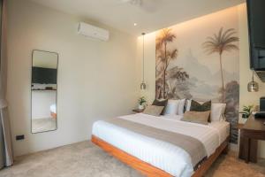 Un dormitorio con una cama grande con un cuadro en la pared. en KAI BAE BALCONY Hills Bungalows Koh Chang, en Khlaung Phai Bae