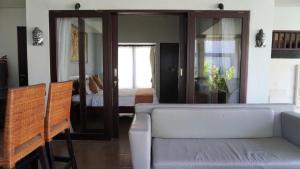 塞米亚克Tahoma Villas Seminyak by ABM的带沙发的客厅和卧室