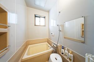 ein Badezimmer mit Badewanne, Toilette und Waschbecken in der Unterkunft 5 minutes on foot from the station, 20 minutes by train to Nagoya station, and it is a detached house, so families can use it with peace of mind! in Nagoya + 12 Fotos