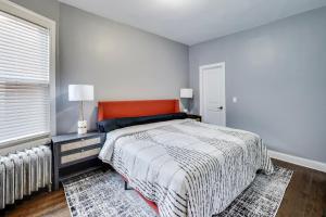Ένα ή περισσότερα κρεβάτια σε δωμάτιο στο Edgewater Andersonville-area Apt Close to Loyola Lake EZ Parking