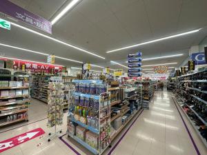 een winkel gangpad van een supermarkt met veel producten bij 波音ハウス in Yugawara