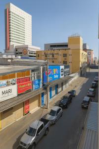 a row of cars parked on a street in a city at Nova Jerusalém Hotel in Goiânia +16 photos