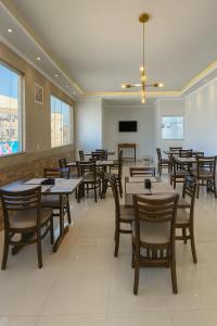 a dining room filled with tables and chairs at Nova Jerusalém Hotel in Goiânia