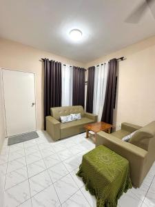 にあるLaman D'Maneesのソファとテーブルのあるリビングルーム