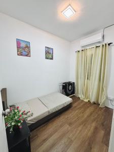 にあるLaman D'Maneesのベッドと窓のある小さな部屋 +2枚の写真