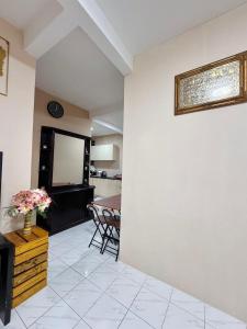 にあるLaman D'Maneesのリビングルーム(テーブル、壁掛け鏡付)