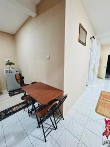 にあるLaman D'Maneesの木製のテーブルと椅子のあるダイニングルーム