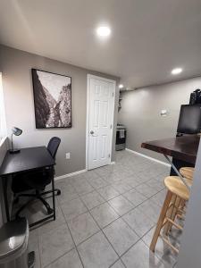 a room with a desk and a table and chairs at Las Casita-Cozy Apartment near Airport, Downtown, UTEP, Fort Bliss in El Paso