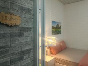 una habitación con una cama y una lámpara y una pared en Dandelion Home 24C Dalat, en Xuan An