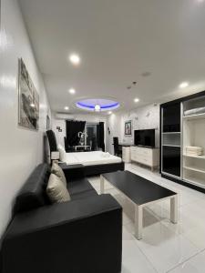 Χώρος καθιστικού στο Sheryll Escapes - Kandi White Studio with balcony Housekeeping & Wi-Fi! +14 φωτογραφίες