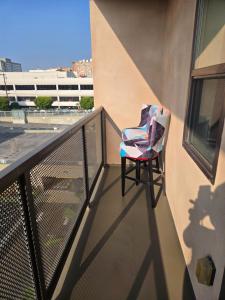 een stoel op het balkon van een gebouw bij Downtown 2 bedroom apartment in Los Angeles