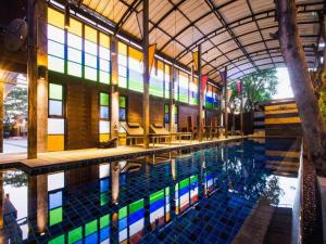 a swimming pool in a building with a pool at Pak Ping Ing Tang Boutique Hotel in Ban Bang Khen (1)