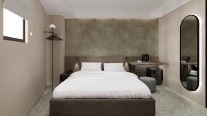 ein Schlafzimmer mit einem großen weißen Bett und einem Spiegel in der Unterkunft SUPERB HoTEL in Magong