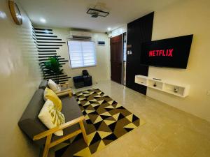 Μια τηλεόραση ή/και κέντρο ψυχαγωγίας στο Reilys Crib - Cozy Home Stay