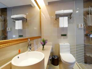 成都市にあるVienna Hotel Chengdu Airport Shuangliu Wandaのトイレ、洗面台、鏡のあるバスルーム +113枚の写真