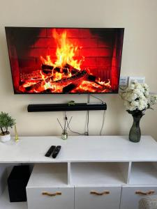 una tv su una parete con un camino di Kamakis spaces a Ruiru
