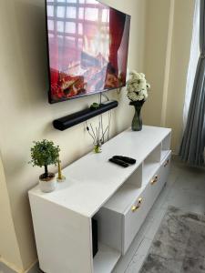 una scrivania bianca con una televisione su un muro di Kamakis spaces a Ruiru