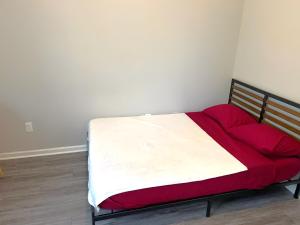 En eller flere senge i et værelse på Corporate Suite Top Floor Loft with Garden View + 14 billeder