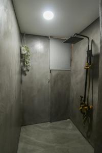 e bagno con doccia e doccia. di Private Villa with Pool - Intimate Celebration a Manila
