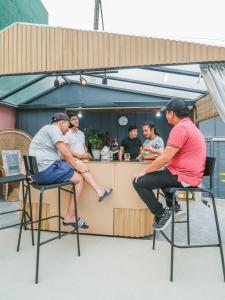 un gruppo di uomini seduti sulle sedie di un bar di Private Villa with Pool - Intimate Celebration a Manila