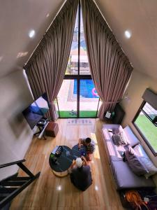 una persona seduta su un divano in soggiorno di Private Villa with Pool - Intimate Celebration a Manila