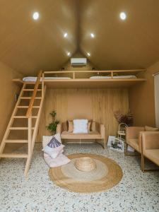 Camera con letti a castello, divano e tavolo di Private Villa with Pool - Intimate Celebration a Manila