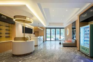 a lobby of a restaurant with a drink at City Comfort Inn Zhanjiang Mazhang Pedestrian Street High-speed Railway West Station in Tchia-k'am