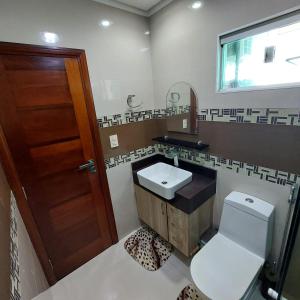 a bathroom with a toilet and a sink at Cobertura COP30 in Belém