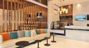 - un hall avec un canapé et des fauteuils dans un magasin dans l'établissement City Comfort Inn Chengdu Transportation Technical College Traditional Chinese Medicine, à Chengdu