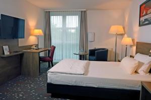Un pat sau paturi într-o cameră la Best Western Hotel Erlangen +41 fotografii