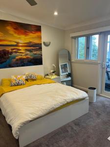 Postel nebo postele na pokoji v ubytování Northern Beaches Family Home with Direct Park Access