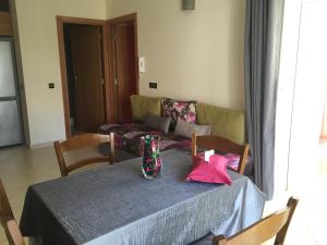 アシラにあるAssilah Marina golfのテーブルとソファのあるリビングルーム