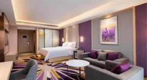 une chambre d'hôtel avec un lit et un canapé dans l'établissement Lavande Hotel Kunming Railway Station, à Kunming 232 autres photos