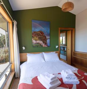 Postel nebo postele na pokoji v ubytování Moonrise Cove