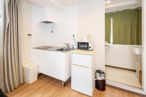 Η κουζίνα ή μικρή κουζίνα στο 難波民泊 +100 φωτογραφίες