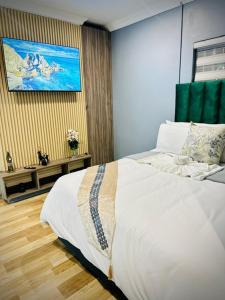 a bedroom with a large white bed in a room at Y & N BnB in Alberton