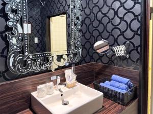 a bathroom with a sink and a mirror at ジーアール柳井 in Yanai