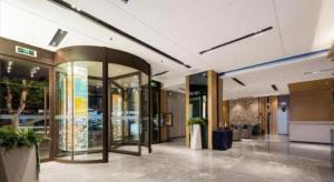 Un vestíbulo de un edificio con ventanas de vidrio y plantas. en Echarm Hotel Wuhan Hankou Railway Station Zhuyeshan Metro Station, en Wuhan