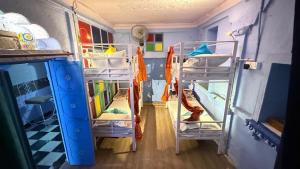 Giường trong phòng chung tại Castle Road