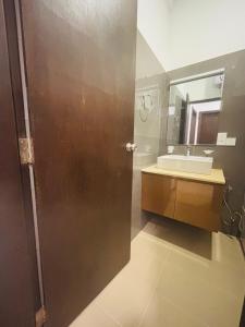 Koupelna v ubytování Ocean Front View Luxury Seascape by Andrew Marian IT Company