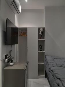 Μια τηλεόραση ή/και κέντρο ψυχαγωγίας στο سويت خاص هادئ بدخول ذاتي