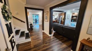 奥古斯塔Chic Designer Getaway - Private Cul-de-Sac, Veteran-Owned的客厅设有黑色沙发和走廊