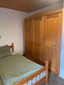 Un dormitorio con una cama y armarios de madera. en Falkenstein Loft 55, en Zwiesel