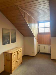 Habitación en el ático con escalera y armario de madera en Falkenstein Loft 55, en Zwiesel