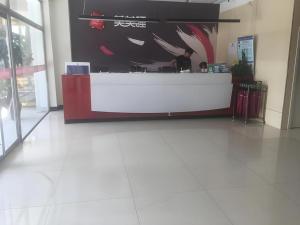 un hall d'entrée avec un bureau de réception dans un immeuble dans l'établissement Thank Inn Hotel Hebei Langfang Xianghe County Guidu Furniture Center, à Jinxinzhuang