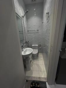 Ένα μπάνιο στο سويت خاص هادئ بدخول ذاتي