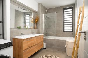 Koupelna v ubytování Le Lys du Lagon T4 - Escale entre mer et jardin privé + 7 fotografií